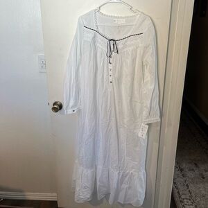 Eileen West white nightgown with black lace detailing size medium